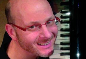PIANO, DRUMS & SOUNDS – Holger Mantey spielt Gershwin, Bach, Paganini u.a.
in ungehört-unerhörten Variationen und eigene Kompositionen