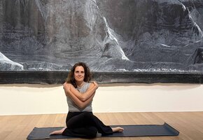 Yin Yoga in der Ausstellung "Über das Sichtbare hinaus – Jochen Hein und Miguel Rothschild" mit Christina Tussing von Sarava – Zuhause der Leichtigkeit