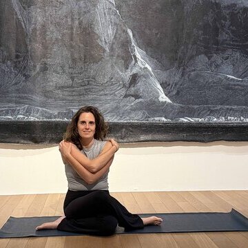 Yin Yoga in der Ausstellung "Über das Sichtbare hinaus – Jochen Hein und Miguel Rothschild" mit Christina Tussing von Sarava – Zuhause der Leichtigkeit