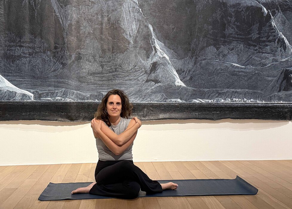 Yin Yoga in der Ausstellung "Über das Sichtbare hinaus – Jochen Hein und Miguel Rothschild" mit Christina Tussing von Sarava – Zuhause der Leichtigkeit