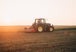 sha-ro-zTY0RQgqb5g-unsplash Traktor