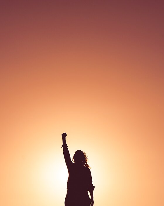 miguel-bruna-TzVN0xQhWaQ-unsplash Frau