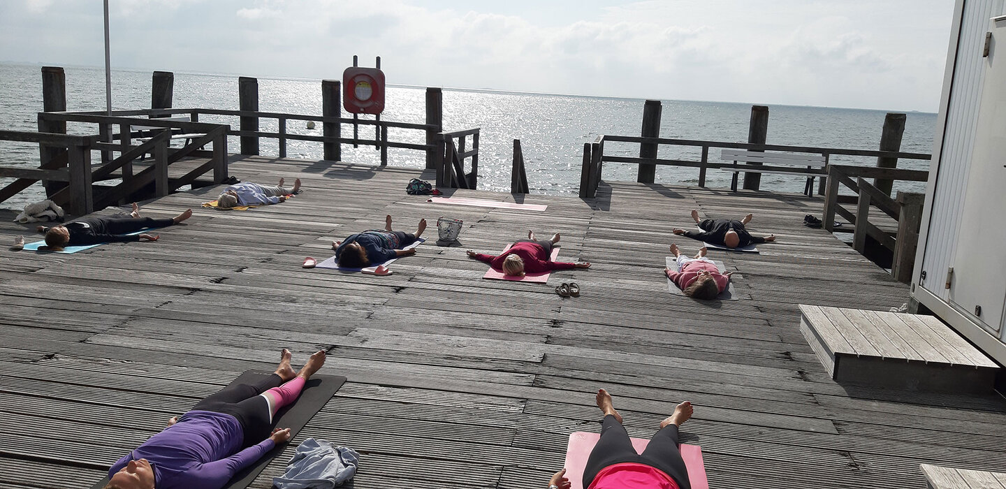 Yoga auf der Mittelbrücke