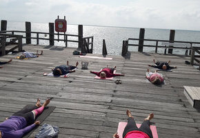 Yoga auf der Mittelbrücke