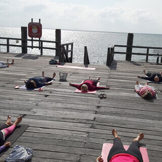 Yoga auf der Mittelbrücke