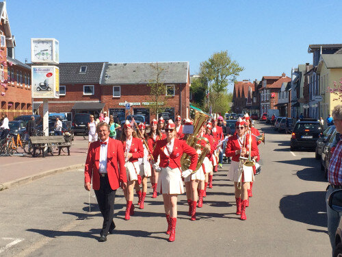 M&auml;dchen-Musikzug Neum&uuml;nster