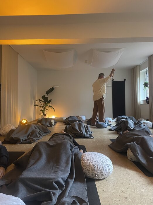 Lauschen mit und durch deinen Körper - Yoga in Handpan Begleitung
