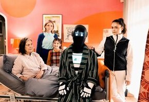 Frau Winkler verlässt das Haus