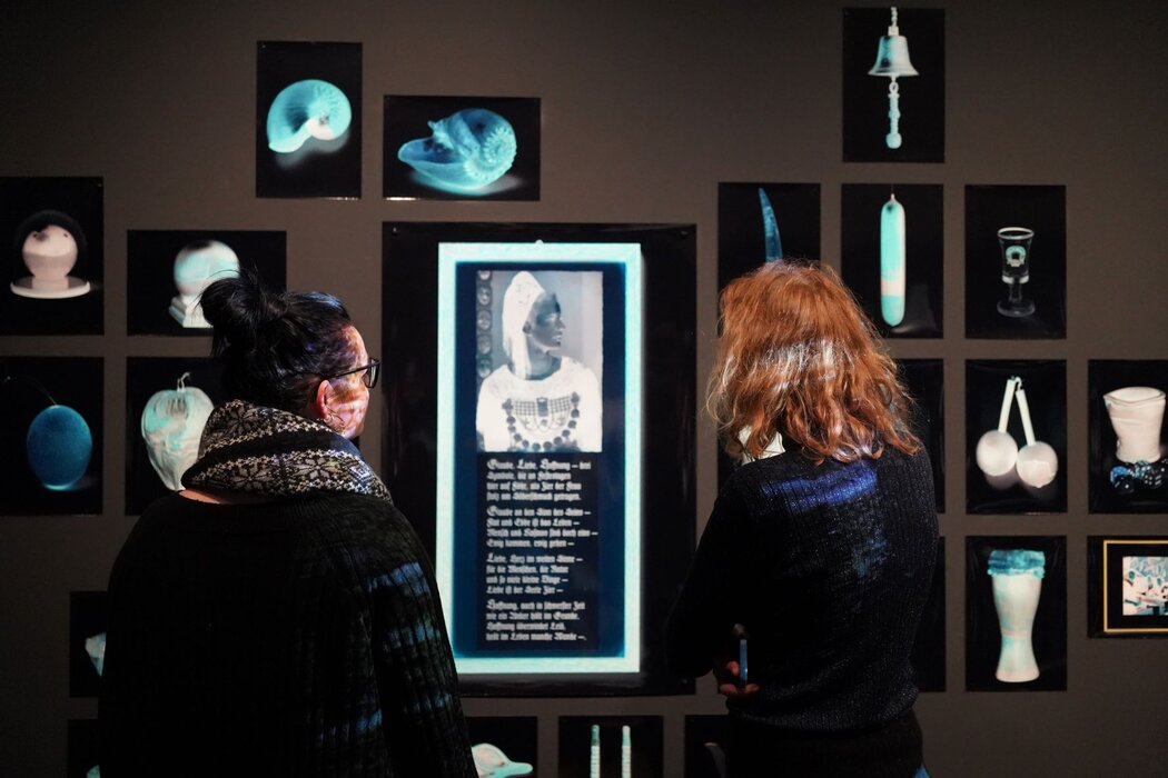 Rundgang durch die Ausstellung "Bei Tante Hertha – Wunderkammer Hafenkneipe" mit der Direktorin Prof. Dr. Ulrike Wolff-Thomsen