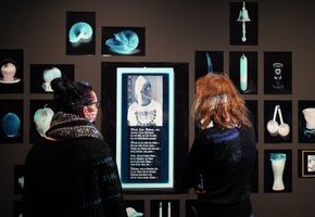 Rundgang durch die Ausstellung "Bei Tante Hertha – Wunderkammer Hafenkneipe" mit der Direktorin Prof. Dr. Ulrike Wolff-Thomsen