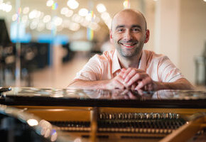 Chopin trifft die Beatles &ndash; Wojciech Waleczek am Klavier