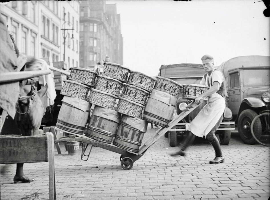 Schippermütz und feiner Zwirn – Fide Struck fotografiert Arbeitswelten an der Waterkant 1930-1933