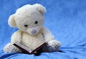 Ein Teddybär, der ein Buch liest