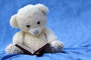 Ein Teddybär, der ein Buch liest
