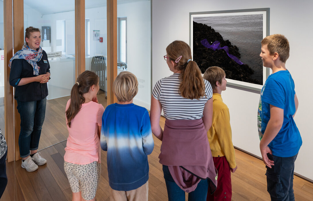 Artist Talk für Kinder in der Ausstellung &bdquo;Art. Science. Fiction &ndash; Alexandra Hunts, Sjoerd Knibbeler, Sophia Pomp&eacute;ry, Ulrike Schmitz&ldquo; für Kinder ab 8 Jahren