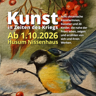 Plakat zur Ausstellung „Kunst in Zeiten des Krieges“ im Nordfriesland Museum Nissenhaus in Husum. Im Mittelpunkt steht eine kunstvoll gekleidete Figur in ukrainischen Farben. Die Ausstellung zeigt im Oktober 2026 Werke von acht ukrainischen Kunstschaffenden und 20 Kindern, die nahe der Front leben. Der Eintritt ist frei.