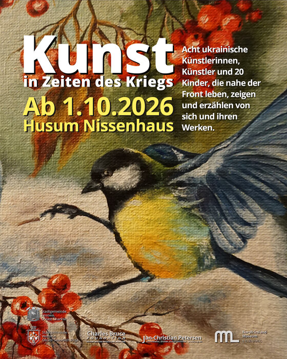 Plakat zur Ausstellung „Kunst in Zeiten des Krieges“ im Nordfriesland Museum Nissenhaus in Husum. Im Mittelpunkt steht eine kunstvoll gekleidete Figur in ukrainischen Farben. Die Ausstellung zeigt im Oktober 2026 Werke von acht ukrainischen Kunstschaffenden und 20 Kindern, die nahe der Front leben. Der Eintritt ist frei.