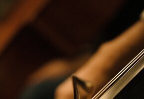 Nahaufnahme von Cello und Bogen