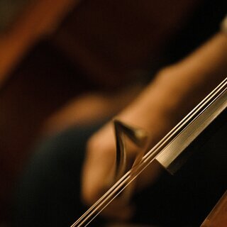 Nahaufnahme von Cello und Bogen