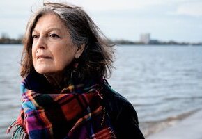 Frau Winkler verlässt das Haus