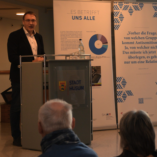 Matthias Hansen eröffnet die Ausstellung