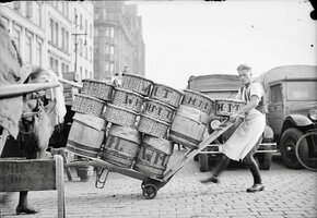 Schippermütz und feiner Zwirn – Fide Struck fotografiert Arbeitswelten an der Waterkant 1930-1933