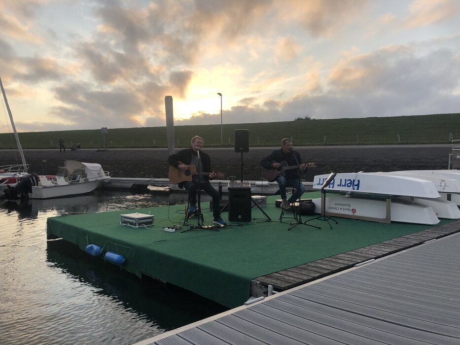 Live-Konzert im Sportboothafen mit „Kacau Gomes & Band“