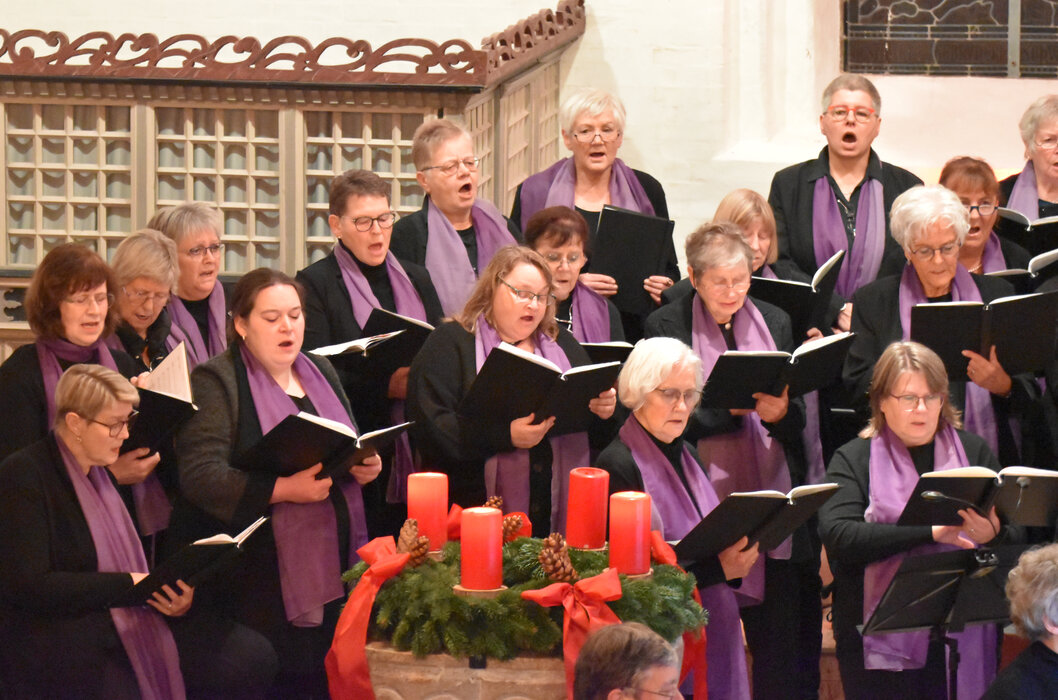 Gemischter Chor Galmsbüll in der weihnachtlich geschmückten Emmelsbüller Rimbertikirche