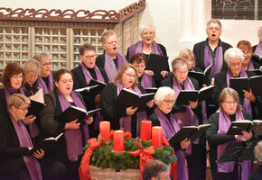 Gemischter Chor Galmsbüll in der weihnachtlich geschmückten Emmelsbüller Rimbertikirche