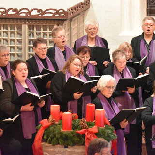 Gemischter Chor Galmsbüll in der weihnachtlich geschmückten Emmelsbüller Rimbertikirche