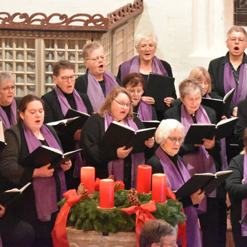 Gemischter Chor Galmsbüll in der weihnachtlich geschmückten Emmelsbüller Rimbertikirche