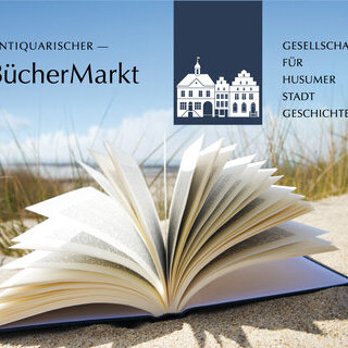 Aufgeschlagenes Buch in den Dünen, Büchermarkt
