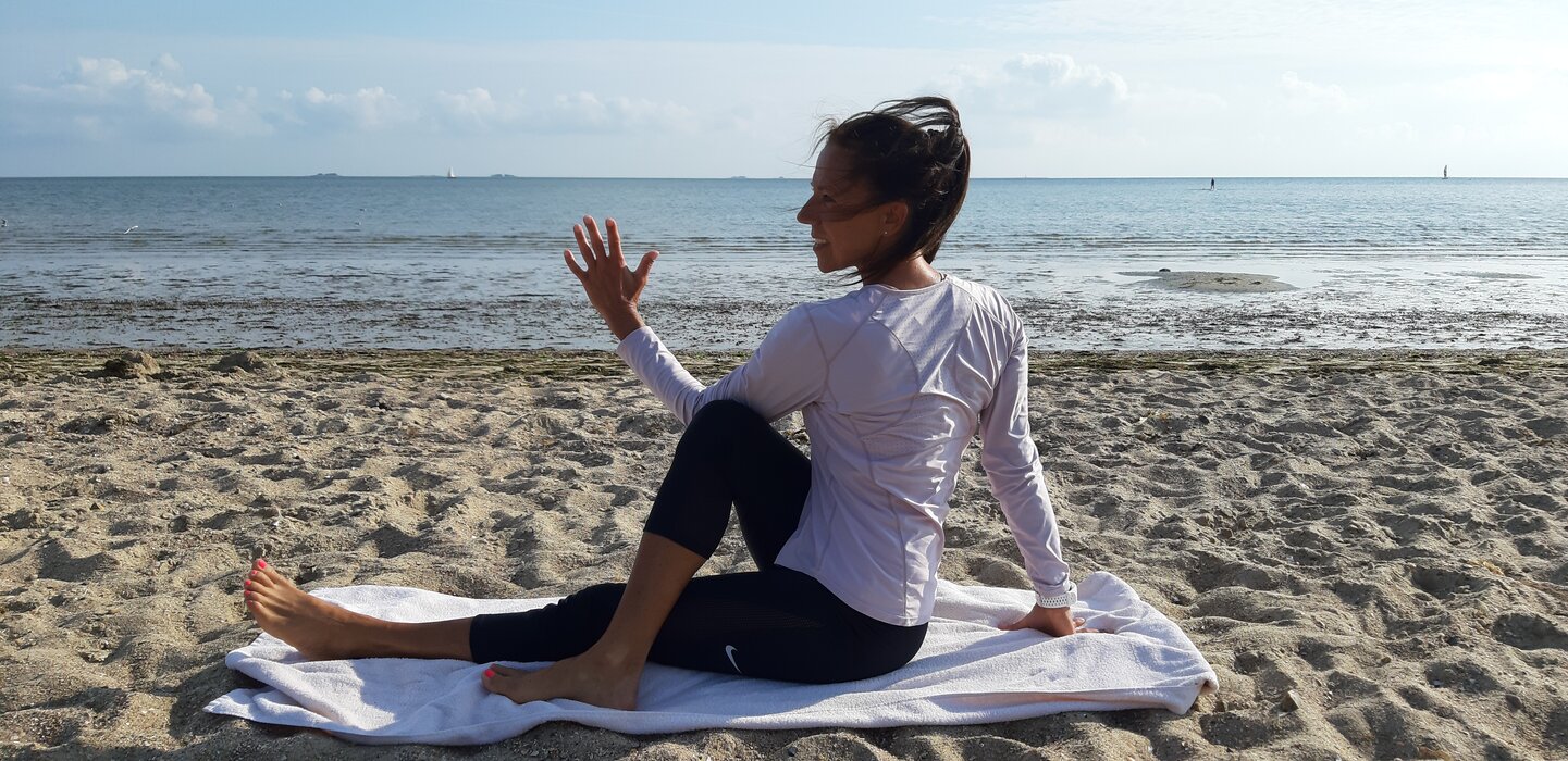 Yoga zum Sonnenuntergang am Lipsy Beach Club am längsten Tag in 2025