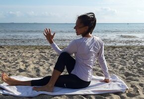 Yoga zum Sonnenuntergang am Lipsy Beach Club am längsten Tag in 2025