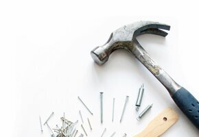 Ein Haufen Werkzeug, mit Hammer, Nägeln und Schraubendreher