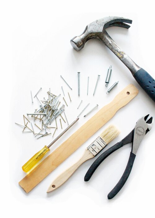 Ein Haufen Werkzeug, mit Hammer, Nägeln und Schraubendreher