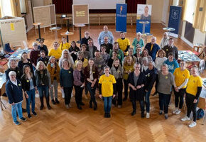 Ein Gruppenfoto von Teilnehmenden am ersten Barcamp - Markus Freitag, Wowa Hahn Ein Gruppenfoto von Teilnehmenden am ersten Barcamp