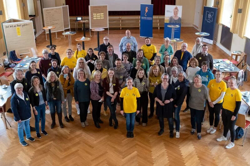 Ein Gruppenfoto von Teilnehmenden am ersten Barcamp - Markus Freitag, Wowa Hahn Ein Gruppenfoto von Teilnehmenden am ersten Barcamp
