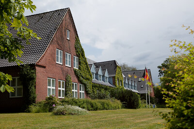 Haus Südtondern - Fassade mit Fahnen - Sommer - von links - farbig
