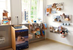 F&uuml;tterung der Aquarientiere im Nationalpark-Haus