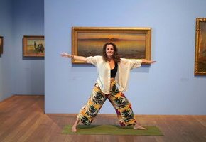 Yoga in der Ausstellung "Mittsommer! Stimmungslandschaften des Nordens 1880-1920" mit Christina Tussing von Sarava – Zuhause der Leichtigkeit