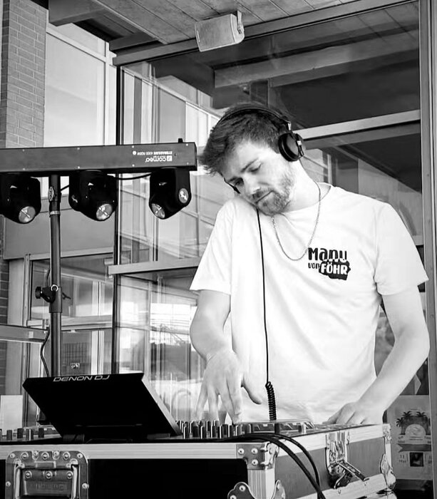 Sundowner auf der Mittelbr&uuml;cke: DJ Manu