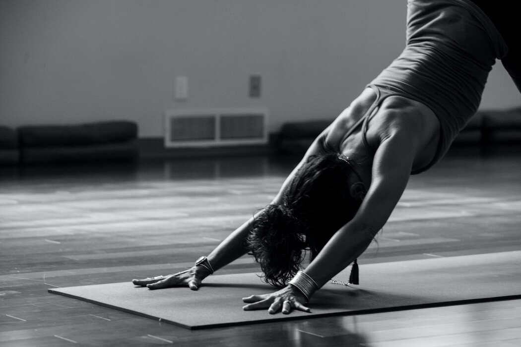 ginny-rose-stewart-UxkcSzRWM2s-unsplash yoga