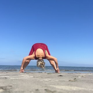 Yoga am Strand mit Elisabeth