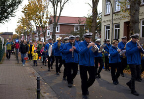 Laternenumzug zum traditionellen Jahrmarkt in Wyk