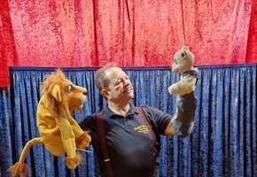 Walter Kreft mit seinen Puppen