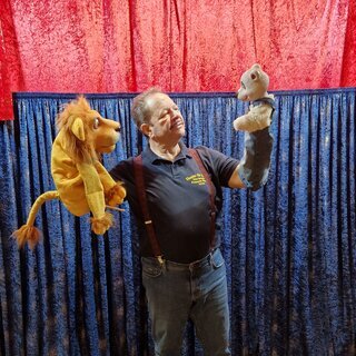 Walter Kreft mit seinen Puppen