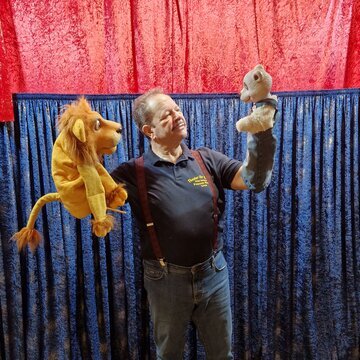 Walter Kreft mit seinen Puppen