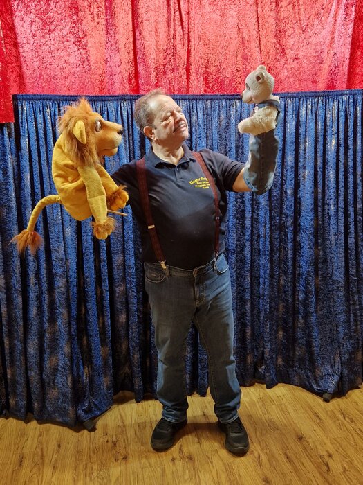 Walter Kreft mit seinen Puppen