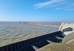 Blick vom Eidersperrwerk bei auffrischendem Westwind